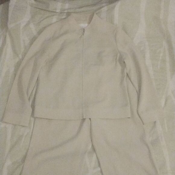 Bluzzidress 2 piece cream set (160  estimate 6 ) - Picture 3 of 9